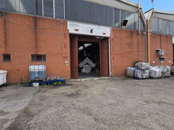 locale commerciale in vendita a Leinì in zona Fornacino