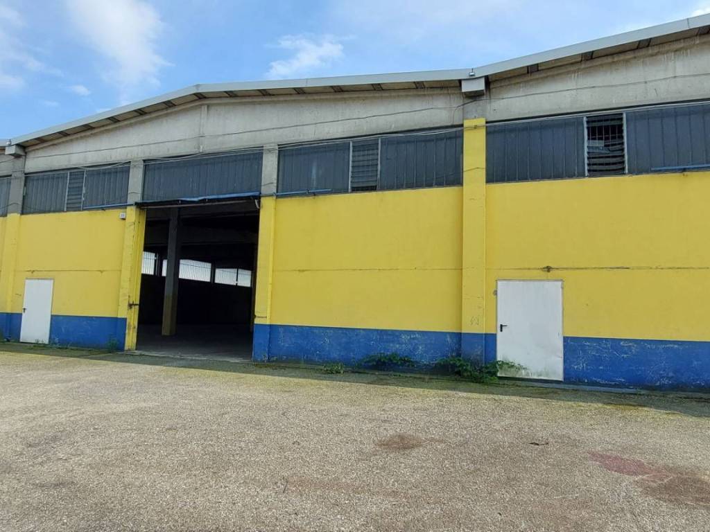 locale commerciale in vendita a Leinì in zona Fornacino