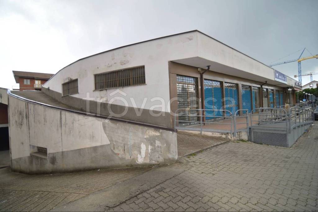 negozio in vendita a Leinì in zona Mappano di Leinì