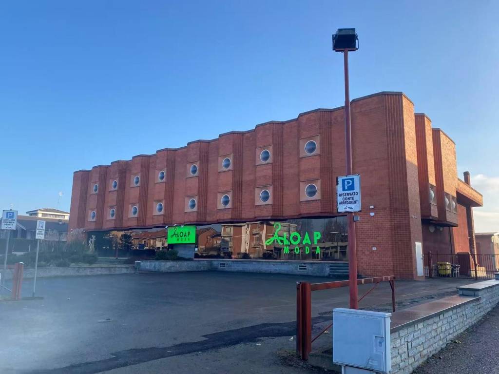 locale commerciale in vendita a Leinì