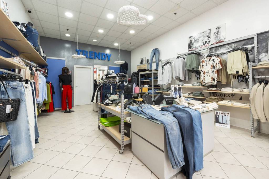 negozio in vendita a Leinì