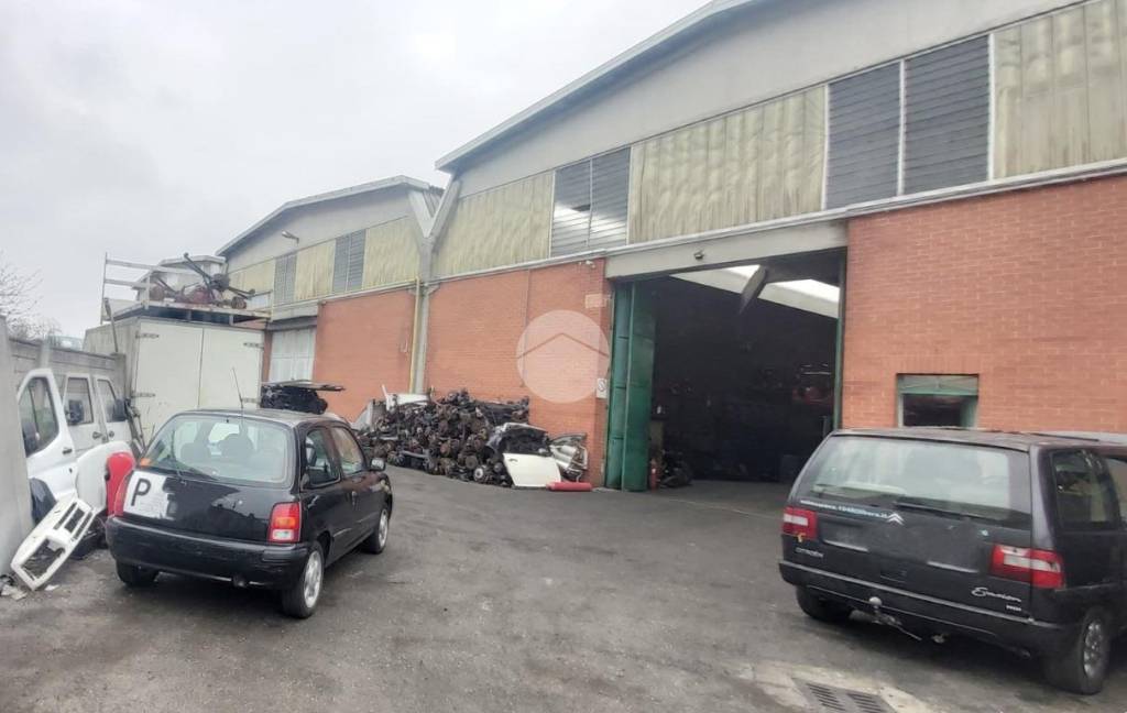 locale commerciale in vendita a Leinì in zona Fornacino