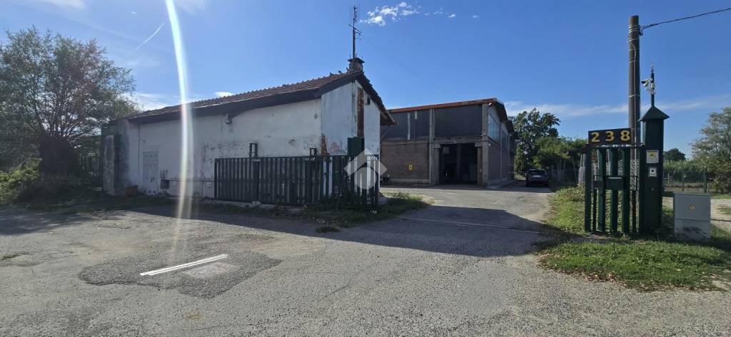 locale commerciale in vendita a Leinì in zona Tedeschi