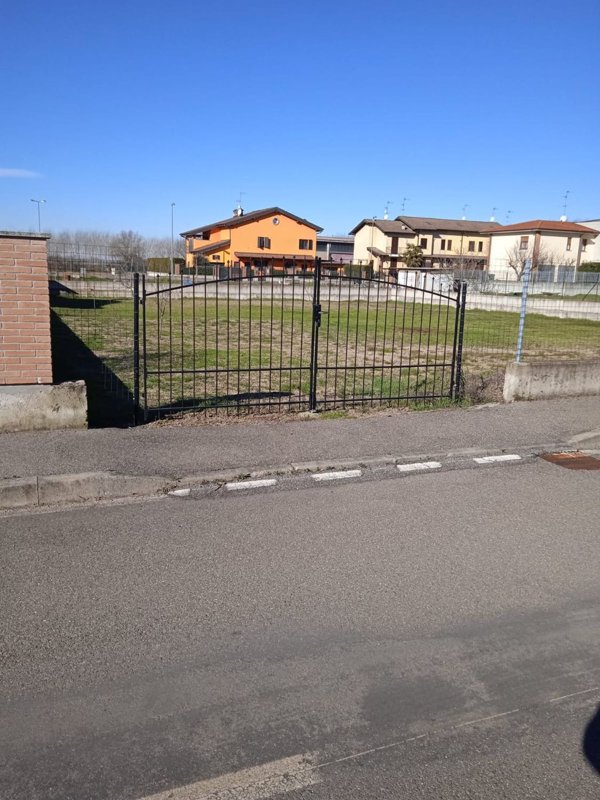 terreno edificabile in vendita a Linarolo