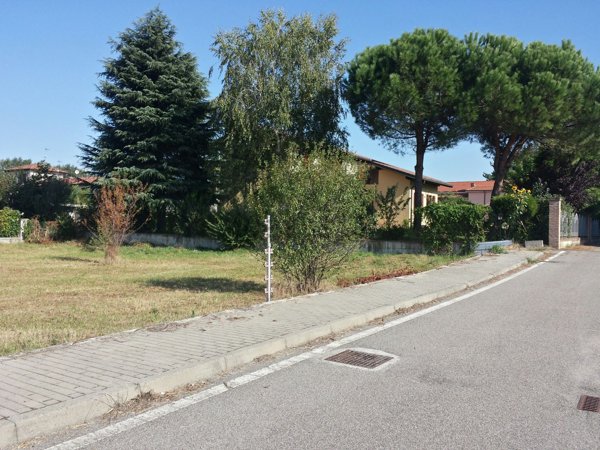 terreno edificabile in vendita a Linarolo