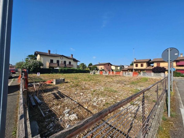 terreno edificabile in vendita a Linarolo