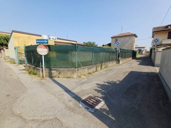 locale commerciale in vendita a Linarolo