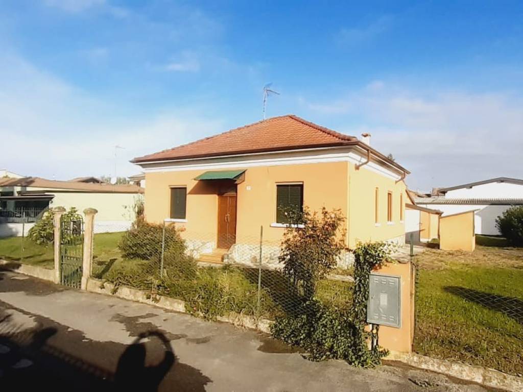 casa indipendente in vendita a Lungavilla