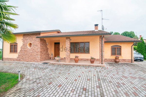 casa indipendente in vendita a Lungavilla