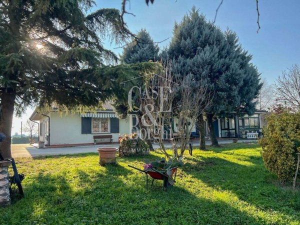 casa indipendente in vendita a Lungavilla