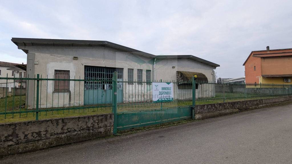 locale commerciale in vendita a Mede