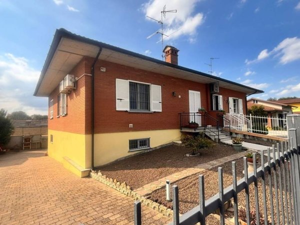 casa indipendente in vendita a Mezzanino