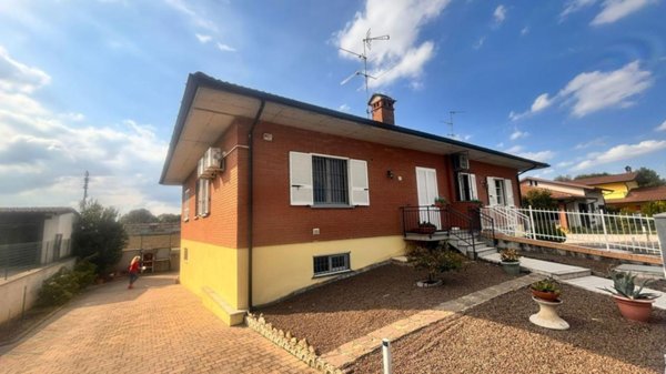 casa indipendente in vendita a Mezzanino