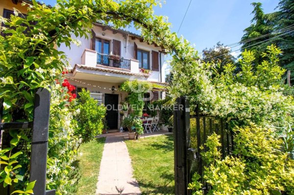 casa indipendente in vendita a Mezzanino