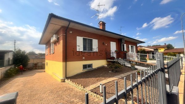 casa indipendente in vendita a Mezzanino