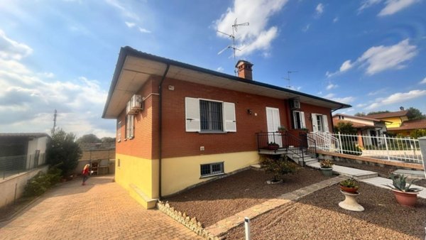 casa indipendente in vendita a Mezzanino
