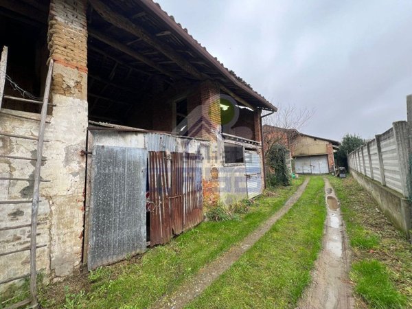 esavano in vendita a Miradolo Terme