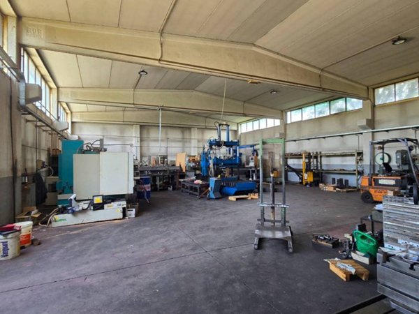 locale commerciale in vendita a Miradolo Terme