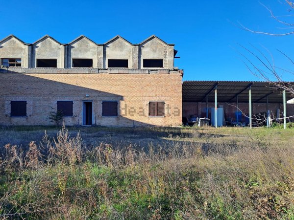 locale di sgombero in vendita a Montebello della Battaglia