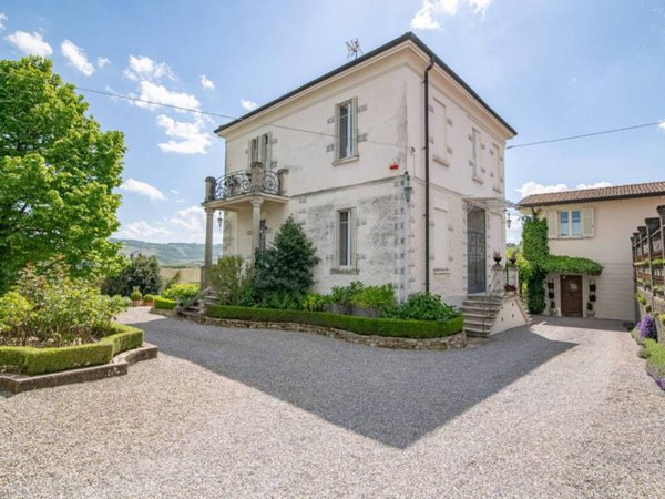 casa indipendente in vendita a Montecalvo Versiggia