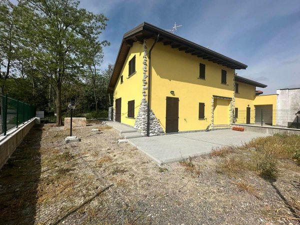 casa indipendente in vendita a Montecalvo Versiggia