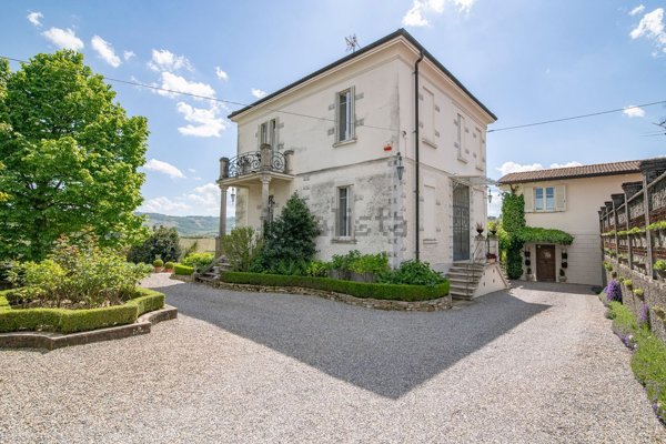 casa indipendente in vendita a Montecalvo Versiggia