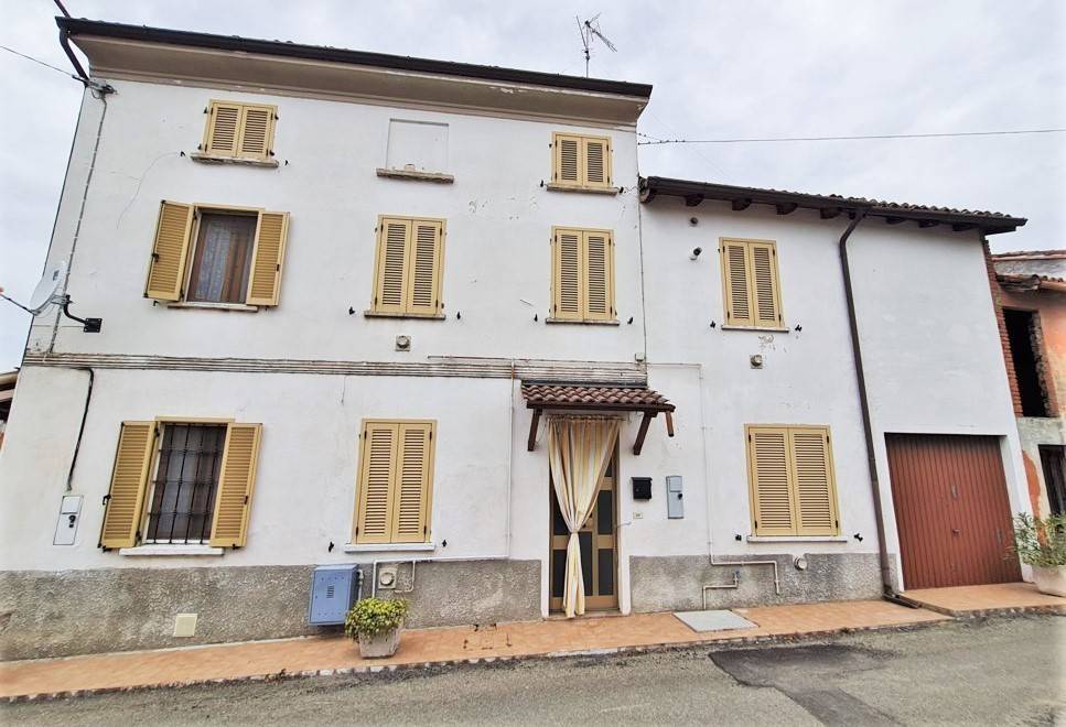 casa indipendente in vendita a Montecalvo Versiggia