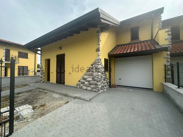 casa indipendente in vendita a Montecalvo Versiggia