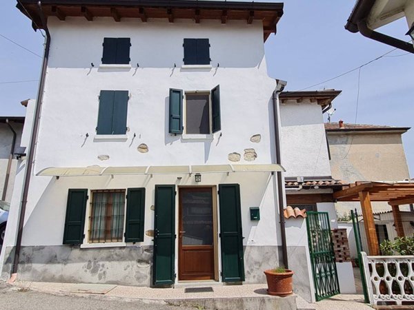 casa indipendente in vendita a Montecalvo Versiggia