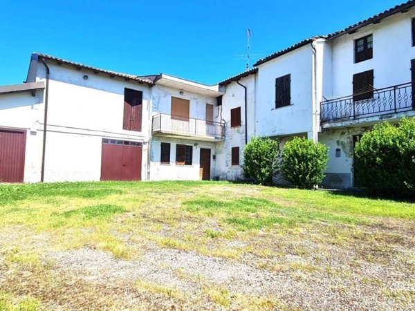casa indipendente in vendita a Montecalvo Versiggia