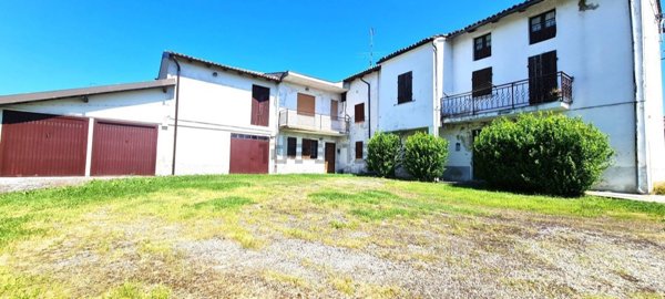 casa indipendente in vendita a Montecalvo Versiggia