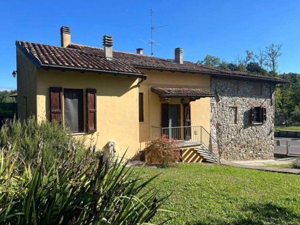 casa indipendente in vendita a Montecalvo Versiggia in zona Casella
