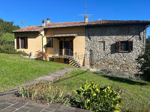 casa indipendente in vendita a Montecalvo Versiggia
