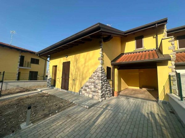 casa indipendente in vendita a Montecalvo Versiggia