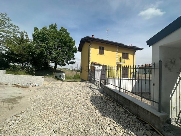casa indipendente in vendita a Montecalvo Versiggia