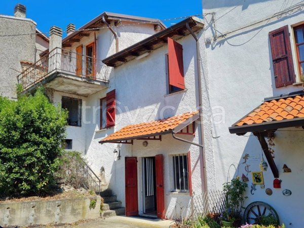 casa indipendente in vendita a Montecalvo Versiggia