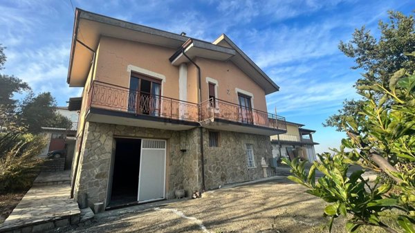 casa indipendente in vendita a Montecalvo Versiggia