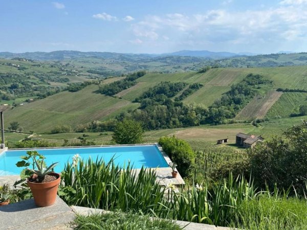 casa indipendente in vendita a Montecalvo Versiggia