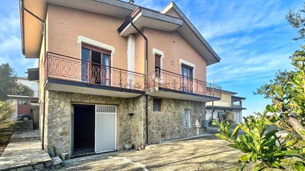 casa indipendente in vendita a Montecalvo Versiggia