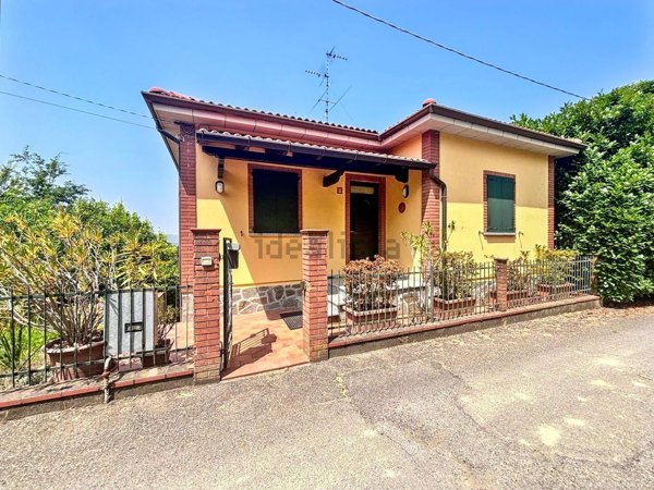 casa indipendente in vendita a Montecalvo Versiggia in zona Bagarello