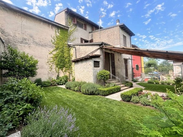 casa indipendente in vendita a Montù Beccaria in zona Roncole