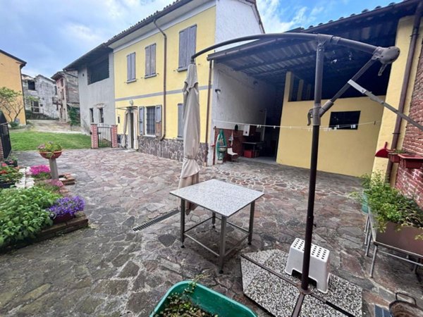 casa indipendente in vendita a Montù Beccaria in zona Casa Bianca
