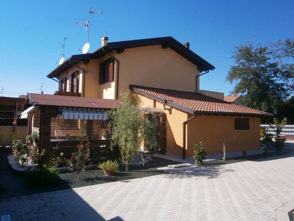 casa indipendente in vendita a Mortara