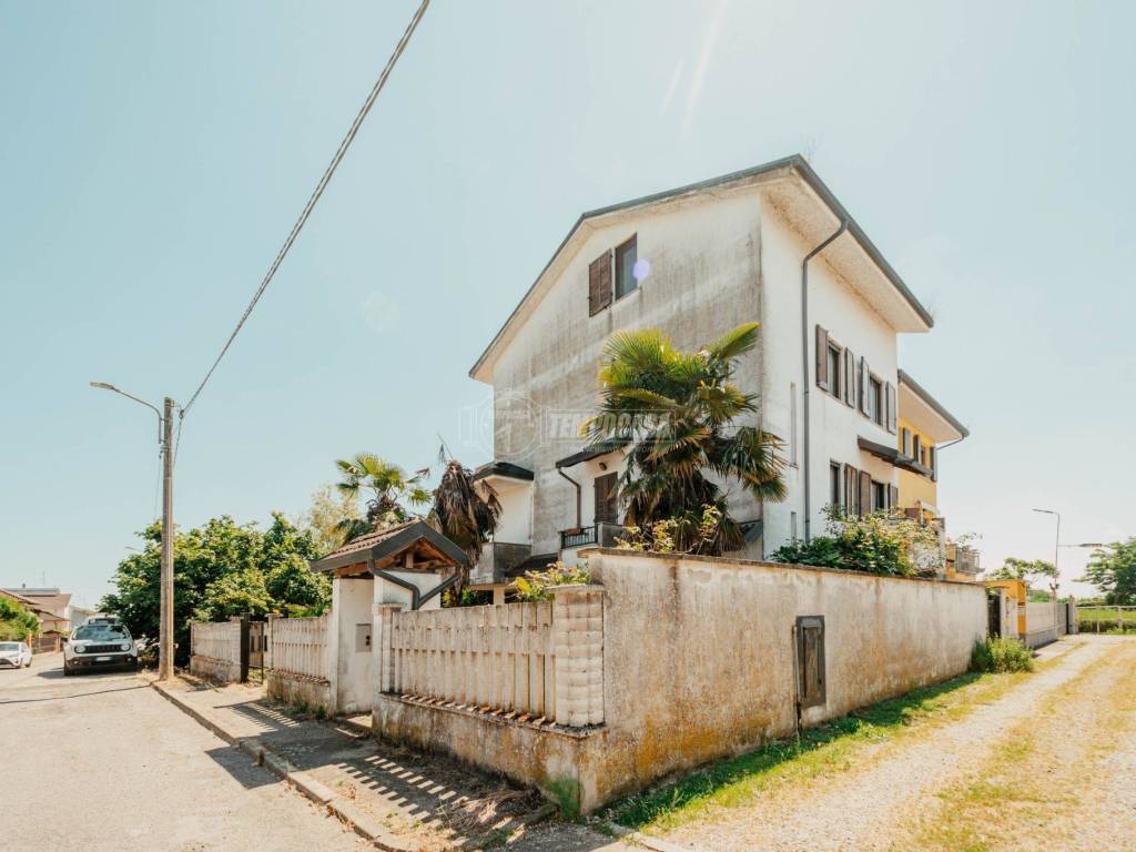 casa indipendente in vendita a Mortara