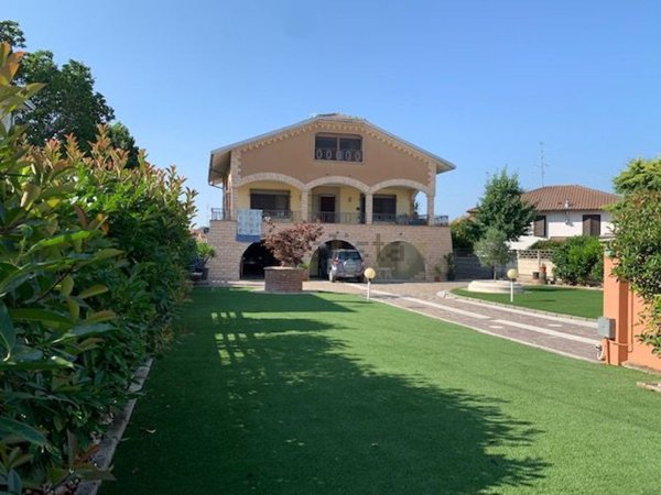 casa indipendente in vendita a Mortara