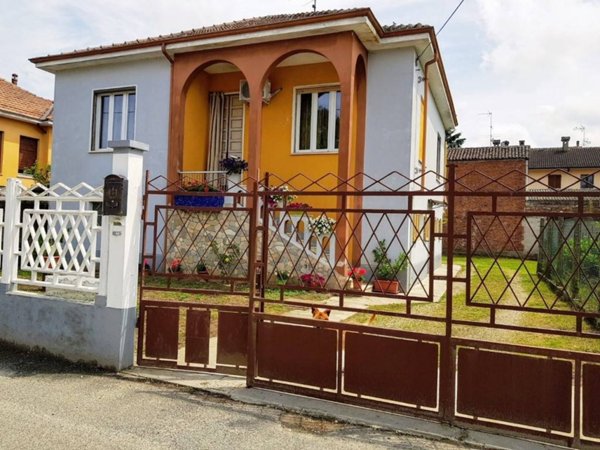 casa indipendente in vendita a Mortara