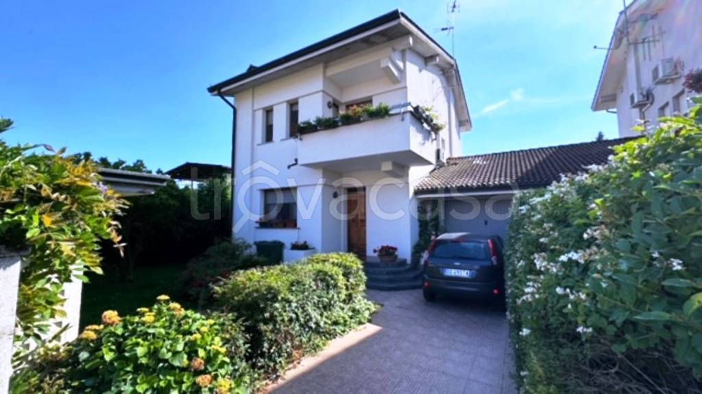 casa indipendente in vendita a Mortara