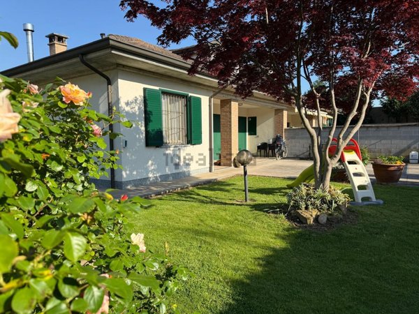 casa indipendente in vendita a Mortara