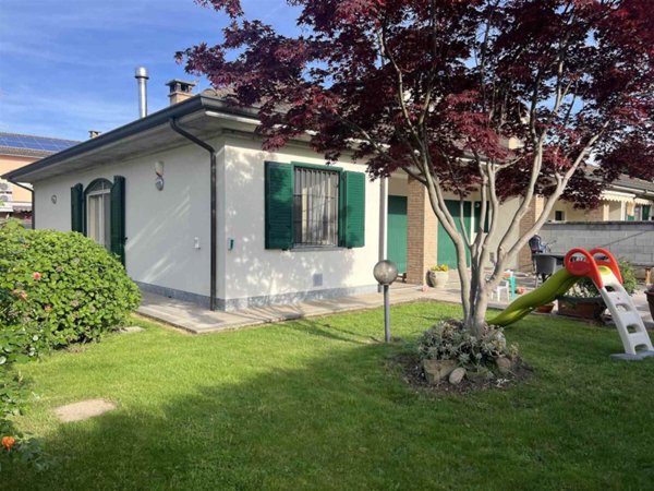 casa indipendente in vendita a Mortara