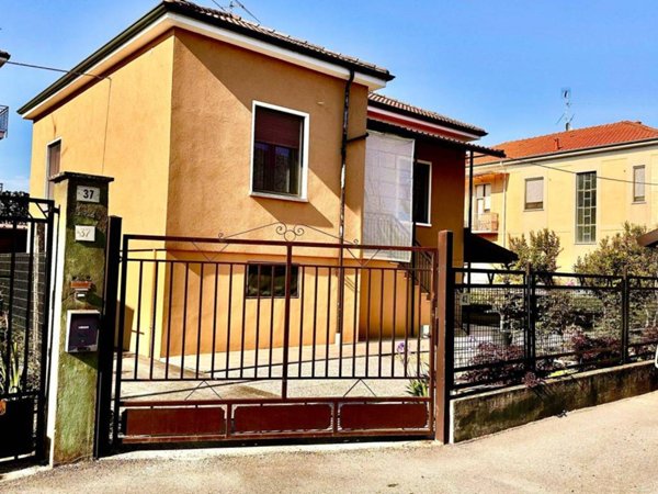 casa indipendente in vendita a Mortara